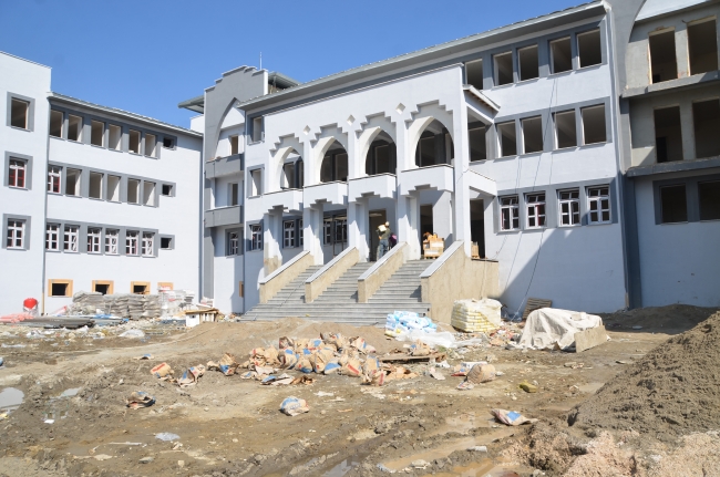 Hakkari'de teröristlerin eğitim yuvalarında bıraktığı izler siliniyor